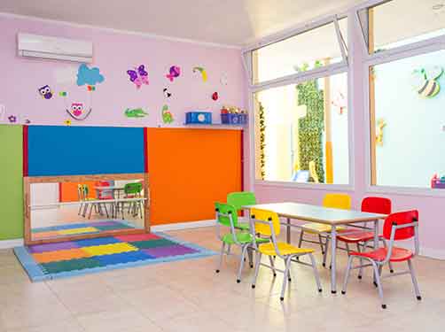 Sala con mesitas para jugar