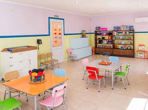 Sala con sillitas para comer